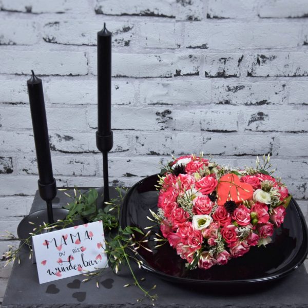 Muttertag Der Blütenwald Schwarzer Tisch mit schwarzen Kerzen